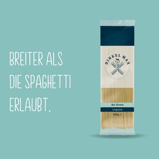 Produktpackshot der Linguine auf einem türkisenem Hintergrund und der Aufschrift "Breiter als die Spaghetti erlaubt."