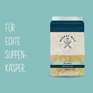 Produktpackshot der Schnittnudeln auf türkisenem Hintergrund und der Aufschrift "Für echte Suppenkasper"