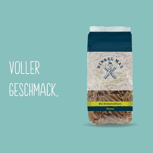 Produktpackshot der Dinkelvollkorn Penne auf türkisenem Hintergrund und der Aufschrift "Voller Geschmack"