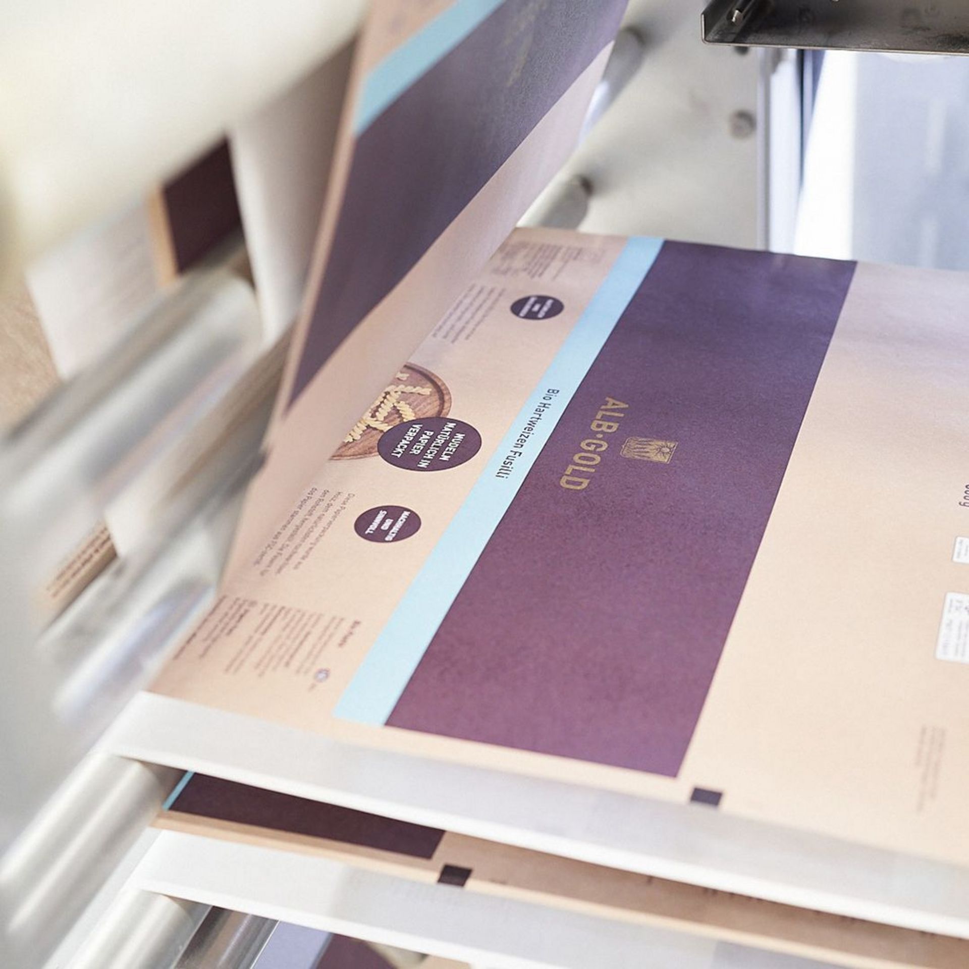 Maschine bedruckt Papierverpackung mit braunen und lila Farbfeldern