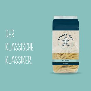 Produktpackshot der Penne auf türkisenem Hintergrund und der Aufschrift "Der klassische Klassiker"